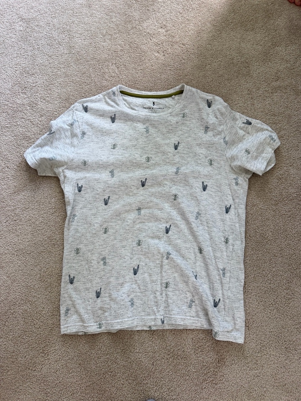 Denim & Flower Light Gray Short-Sleeve Crewneck with Cactus Print